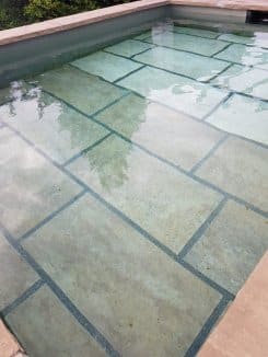 Keramikplatten im Naturpool