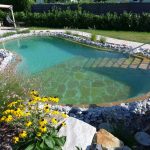 Pool mit Natursteinen und Pflanzen