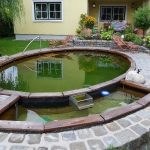 Kleiner Pool im Garten