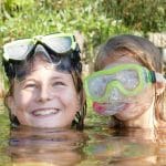 Kinder mit Taucherbrillen im Wasser