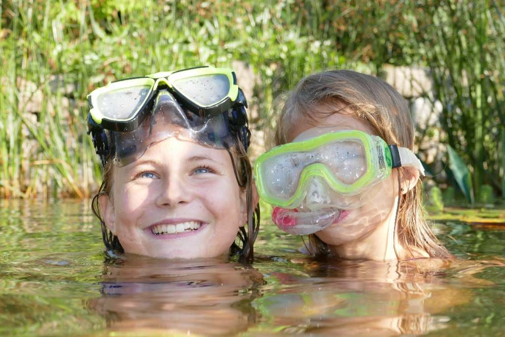 Kinder mit Taucherbrillen im Wasser