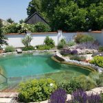 Pool mit perfekter Gartenlandschaft