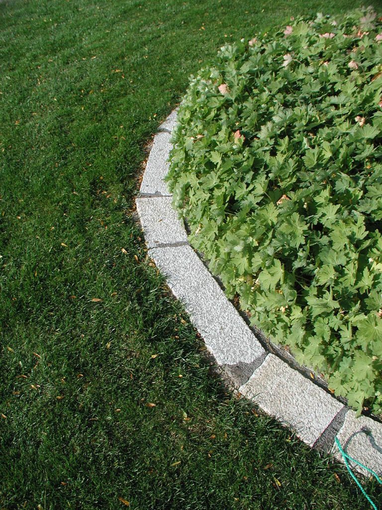 Rasenbegrenzung mit Gartenwegplatten