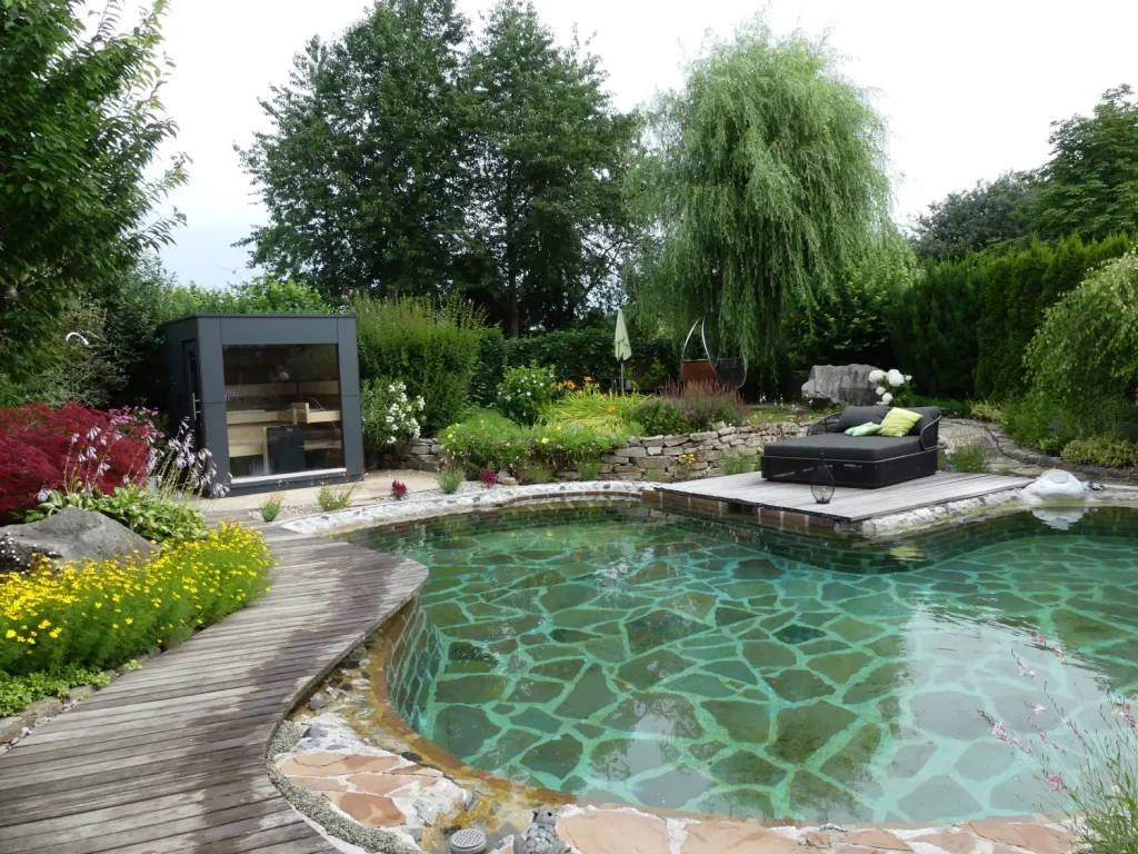 Naturpool mit Natursteinverkleidung